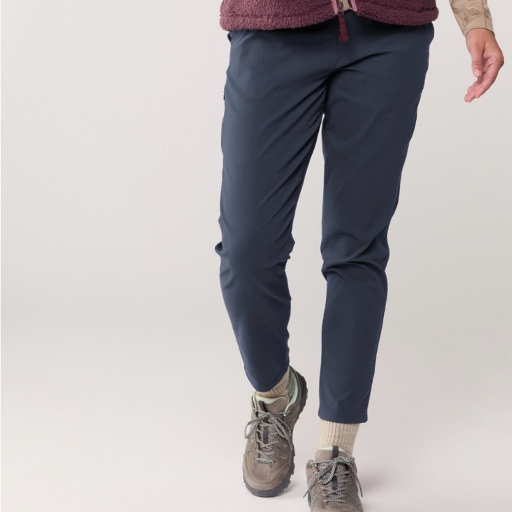 REI Co-Op Navy blue pull on nylon Pants with pockets, size M outdoors casual